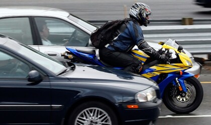 Franciaországban már oktatják a sorok közötti motorozást