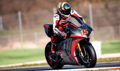 Pályán a Ducati új, elektromos superbike-ja