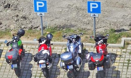 Újabb településen kell fizetni a motoros parkolásért