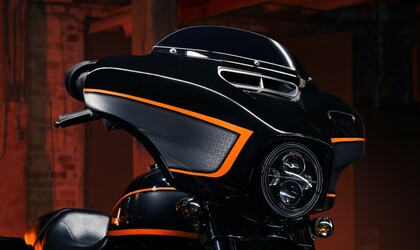 Új, látványos fényezést viselnek a Harley túragépei