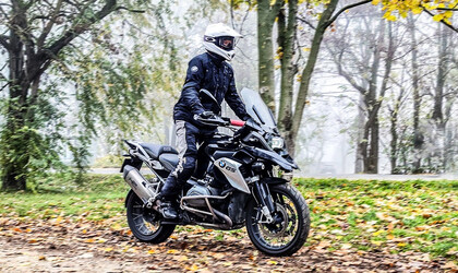 Három hasznos felszerelés az őszi motorozáshoz