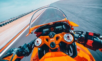 Ezres, kéthengeres újdonság a KTM-től