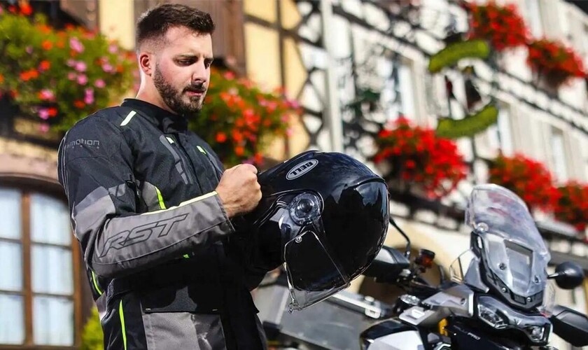 Ezentúl nem elég a motorosruha? - Légzsák nélkül egy métert sem
