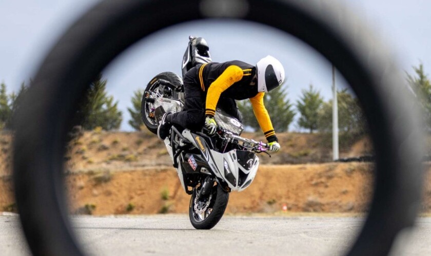 Hogyan készülnek napjaink motorgumijai? - Kanyarban tapad, mégis tartós?