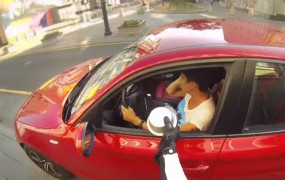Videó: motoros leckézteti a szemetelőket
