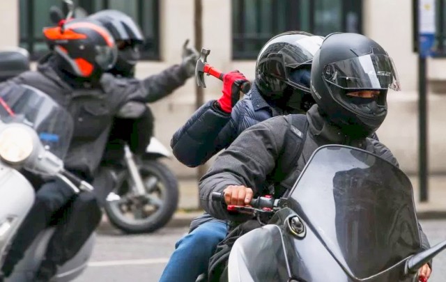 Motoros banditák London utcáin