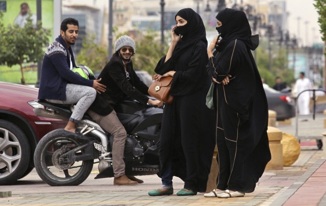 Motorra pattanhatnak a szaúdi nők