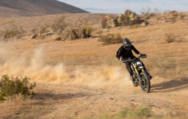 Éles bevetésen a Triumph Scrambler 1200 XE