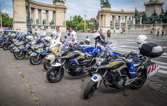 Zsaruktól kaptak motorokat a polgárőrök