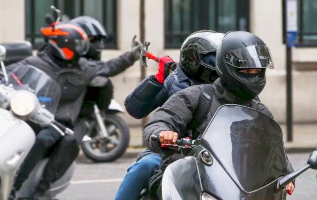 A rendőröket hibáztatja a motortolvaj anyja