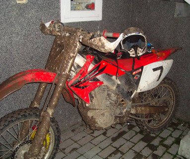 Mosás előtt (CRF250R)