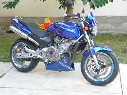 Honda CB 250 Hornet és Yamaha Aerox