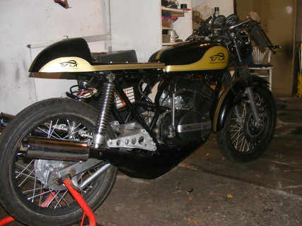 Rd 250 cafe racer epites 2