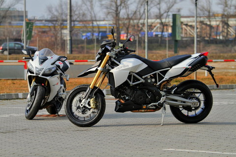 Aprilia RSV4 APRC vs Dorsoduro1200