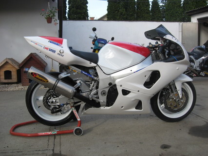 GSX - R 750