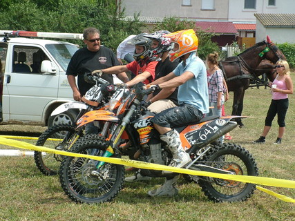 Lovaskavalkád vs. Motorosok.