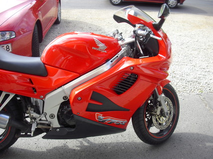 Honda VFR750F RC36/2 oldalmatricák pótolva