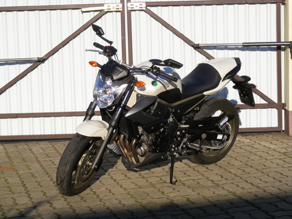 Yamaha XJ6 white and carbon