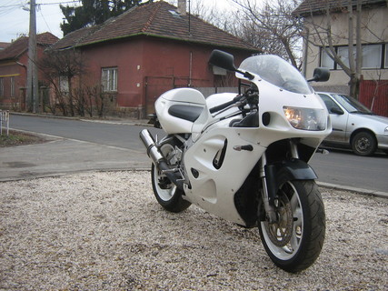 SUZUKI GSX - R 750 ha vkit érdékél