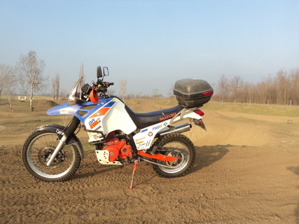 SUZUKI DR BIG 750 A DOMBOK KIRÁLYA