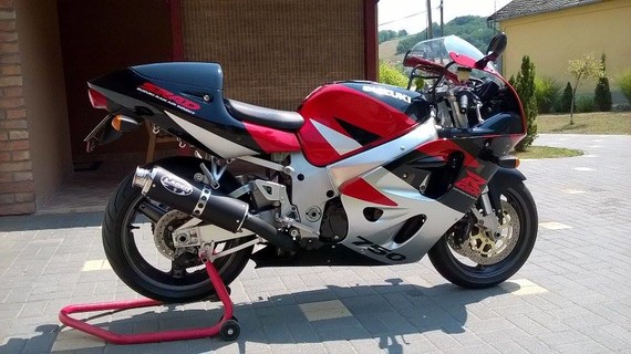 GSX - R 750