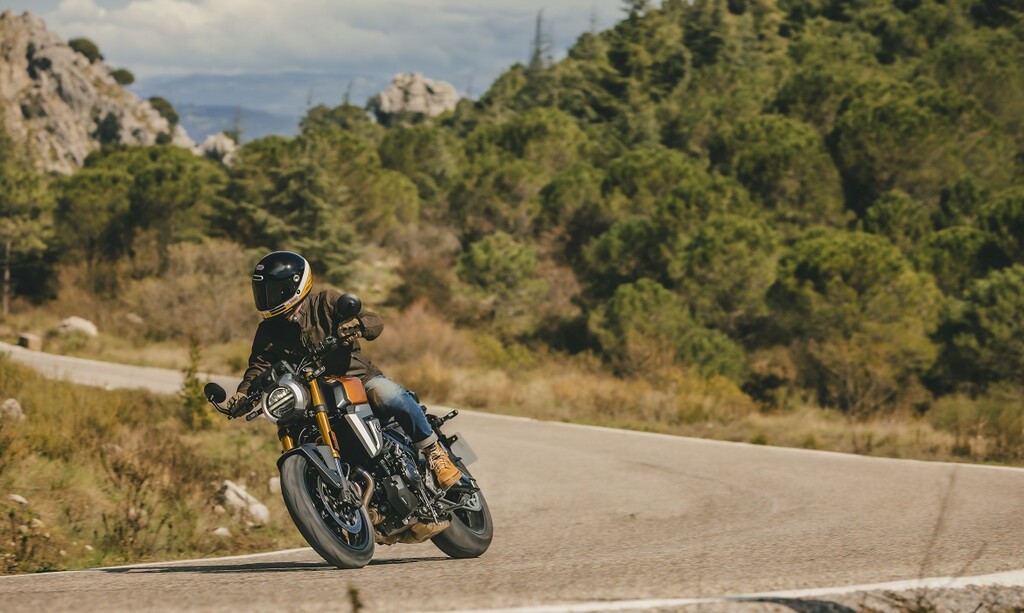 suzuki-gsx-8t-es-gsx-s8tt