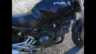 1999 - es Ducati Monster 900 Dark hangja