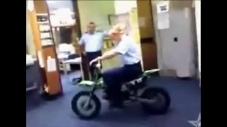 Mikor a rendőrnő motorozik
