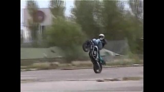 Suzuki vs Pitbike stunt