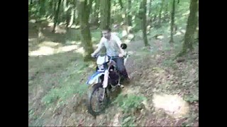 Motorozás az erdőben!